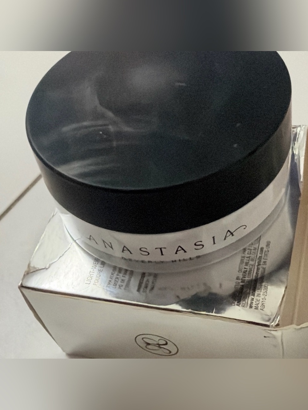 Anastasia Loose Setting Powder - Black Lid, White Jar